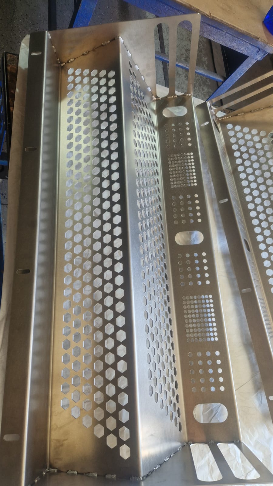 Detaliu cu perforații și îmbinări sudate în aluminiu