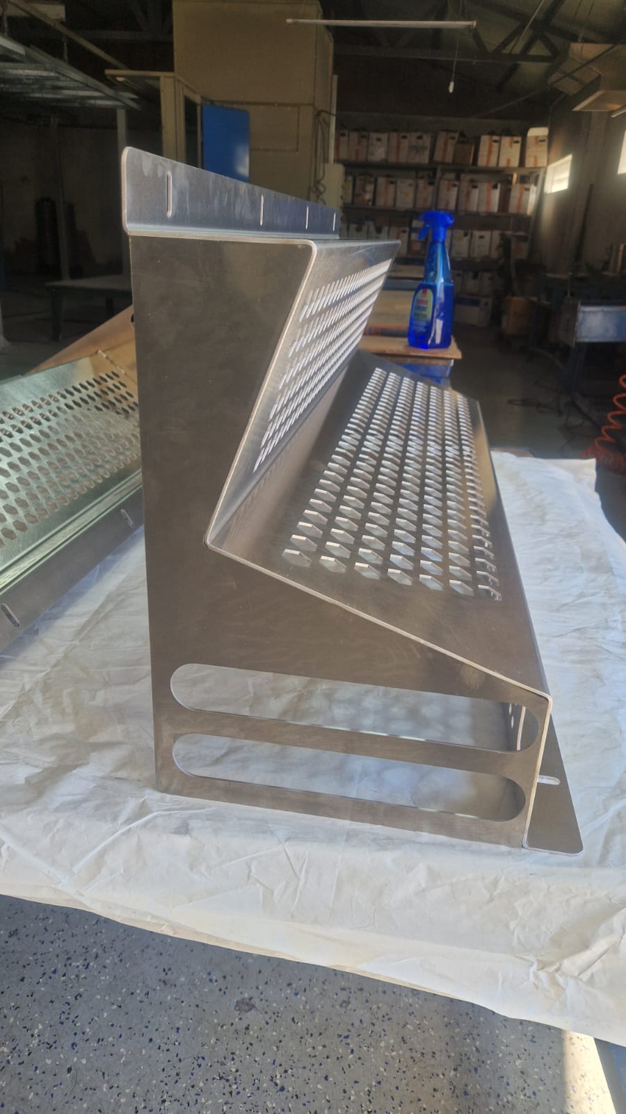 Vedere laterală a panoului din aluminiu cu zone îndoite