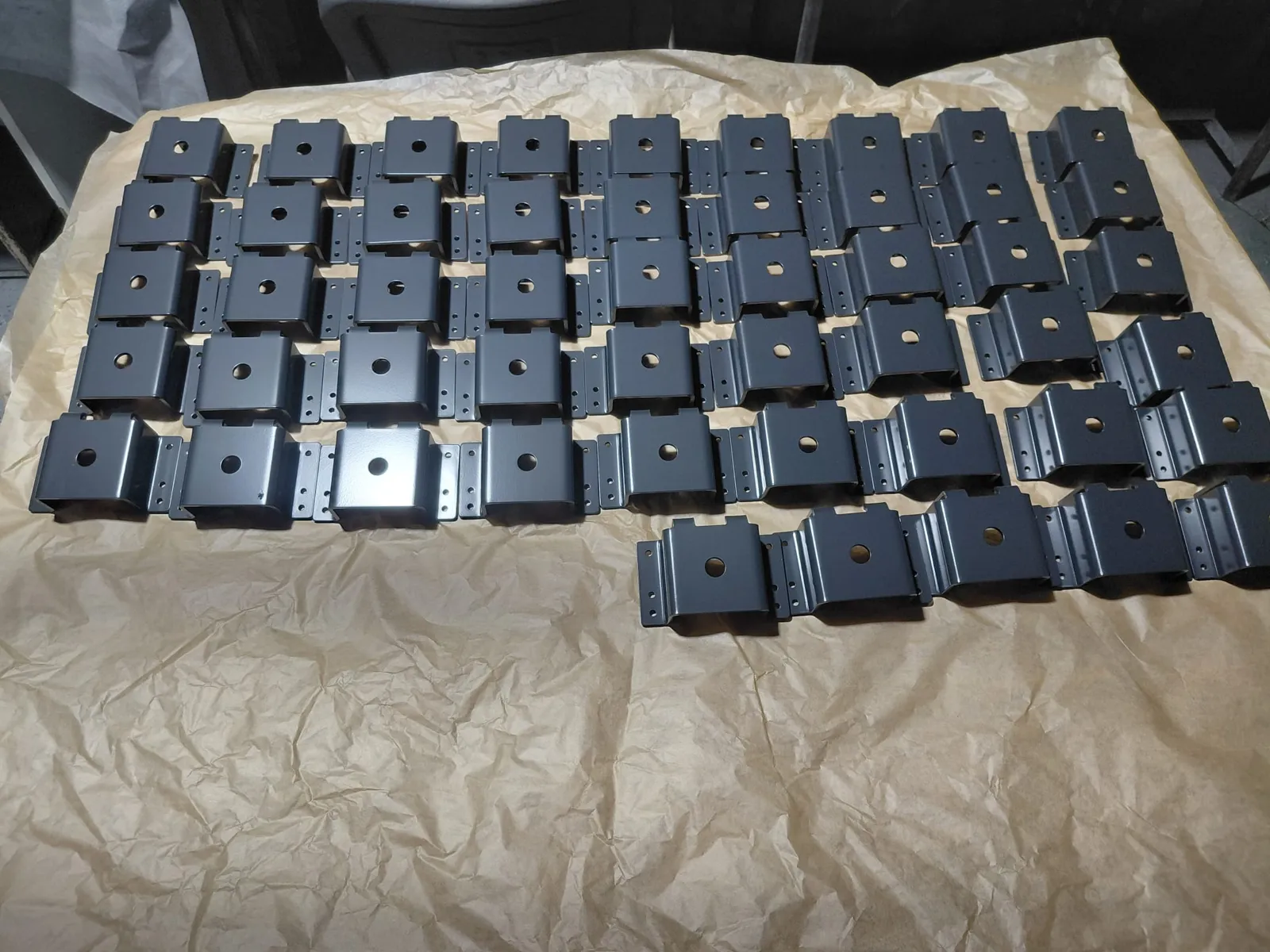 Serie de circa 40 de suporți îndoiți, după vopsire în câmp electrostatic